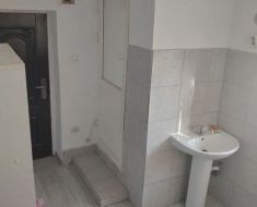 De la cazarea ieftină a comunismului, la speculă în 2026. Cartierul unde îți cumperi o locuință cu 20.000 de euro și faci duș stând pe WC De la cazarea ieftină a comunismului, la speculă în 2026. Cartierul unde îți cumperi o locuință cu 20.000 de euro și faci duș stând pe WC