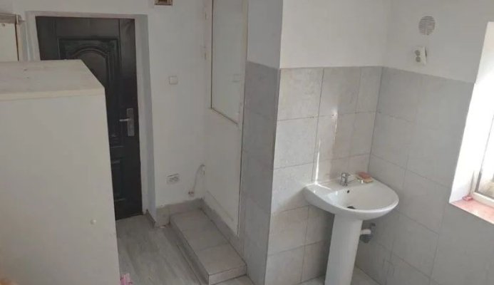 De la cazarea ieftină a comunismului, la speculă în 2026. Cartierul unde îți cumperi o locuință cu 20.000 de euro și faci duș stând pe WC