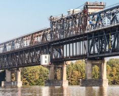 Tren internațional cu români, blocat pe podul Giurgiu–Ruse: Probleme la locomotivă, intervenție de urgență pe teritoriul Bulgariei Tren internațional cu români, blocat pe podul Giurgiu–Ruse: Probleme la locomotivă, intervenție de urgență pe teritoriul Bulgariei