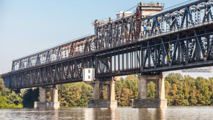 Tren internațional cu români, blocat pe podul Giurgiu–Ruse: Probleme la locomotivă, intervenție de urgență pe teritoriul Bulgariei
