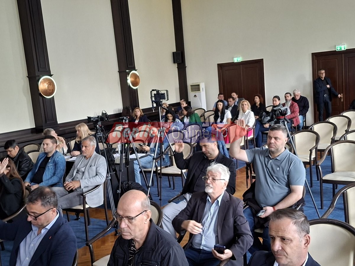 Pace istorica in Consiliul Judetean: Proiectele au trecut atat de repede, incat consilierii au prins meciul de seara Pace istorica in Consiliul Judetean: Proiectele au trecut atat de repede, incat consilierii au prins meciul de seara