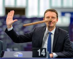 I-auzi ce promite Mureșan: scăderea TVA și creșterea pensiilor și salariilor, exact ce nu a făcut partidul din care face parte I-auzi ce promite Mureșan: scăderea TVA și creșterea pensiilor și salariilor, exact ce nu a făcut partidul din care face parte