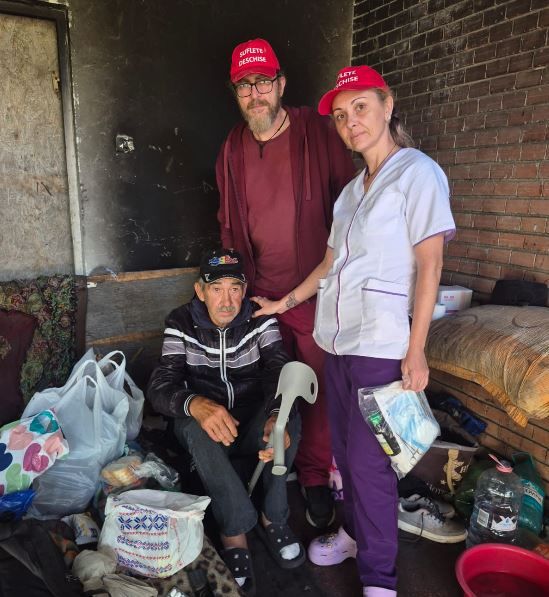 Un barbat din Navodari traieste in conditii cumplite. Vezi cum l-au ajutat voluntarii Asociatiei &bdquo;Suflete Deschise&rdquo;. Video