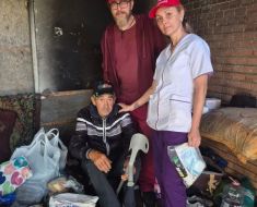 Un bărbat din Năvodari trăiește în condiții cumplite. Vezi cum l-au ajutat voluntarii Asociației „Suflete Deschise”. Video