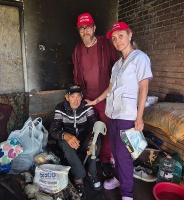 Un bărbat din Năvodari trăiește în condiții cumplite. Vezi cum l-au ajutat voluntarii Asociației „Suflete Deschise”. Video
