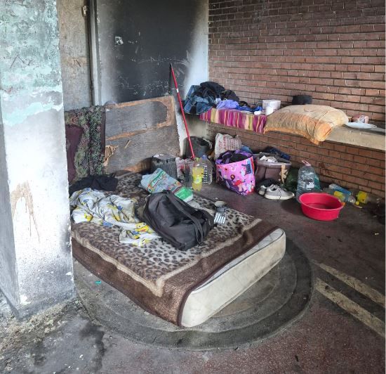 Un barbat din Navodari traieste in conditii cumplite. Vezi cum l-au ajutat voluntarii Asociatiei &bdquo;Suflete Deschise&rdquo;. Video