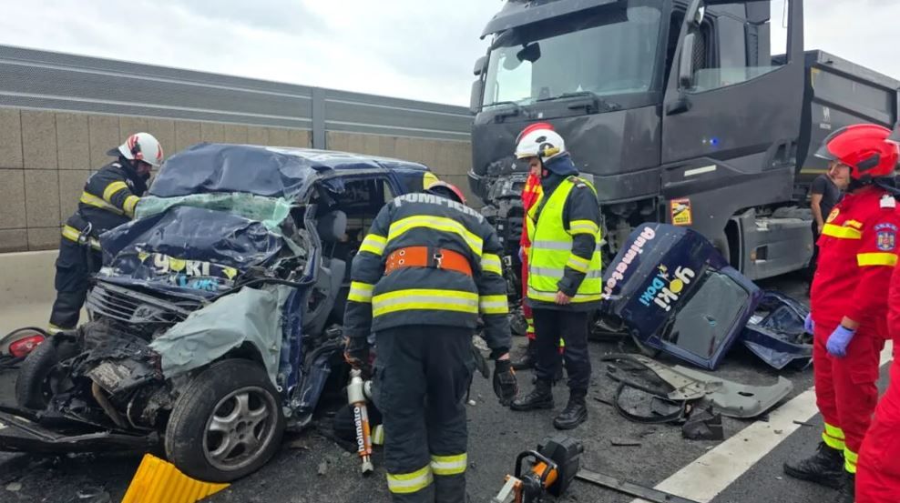 Doi oameni au murit intr-un accident pe centura Barladului. Masina s-a ciocnit frontal cu un TIR