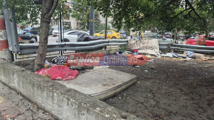 Clădirea în care a funcționat fostul RAR a fost demolată... dar ce facem cu mizeria provocată de oamenii străzii?! Video