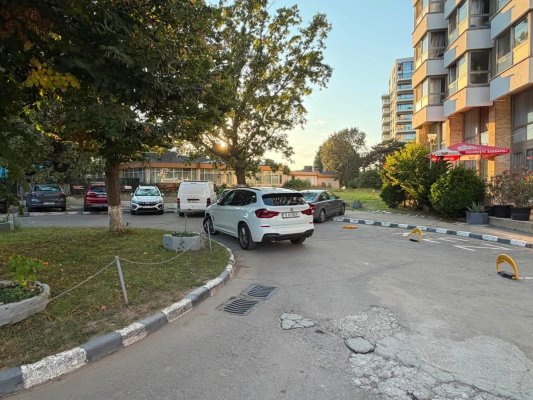 Tupeu de bucureștean! A parcat mașina pe calea de acces a unui hotel și a refuzat să o mute 