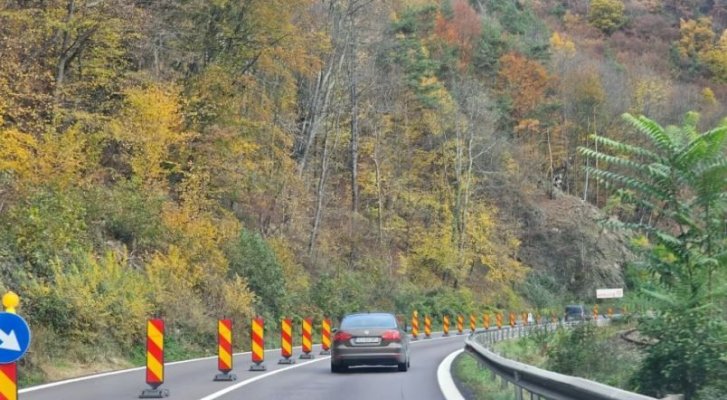 Lucrările continuă pe Valea Oltului. Se montează plase de protecție pe versanții de pe DN7