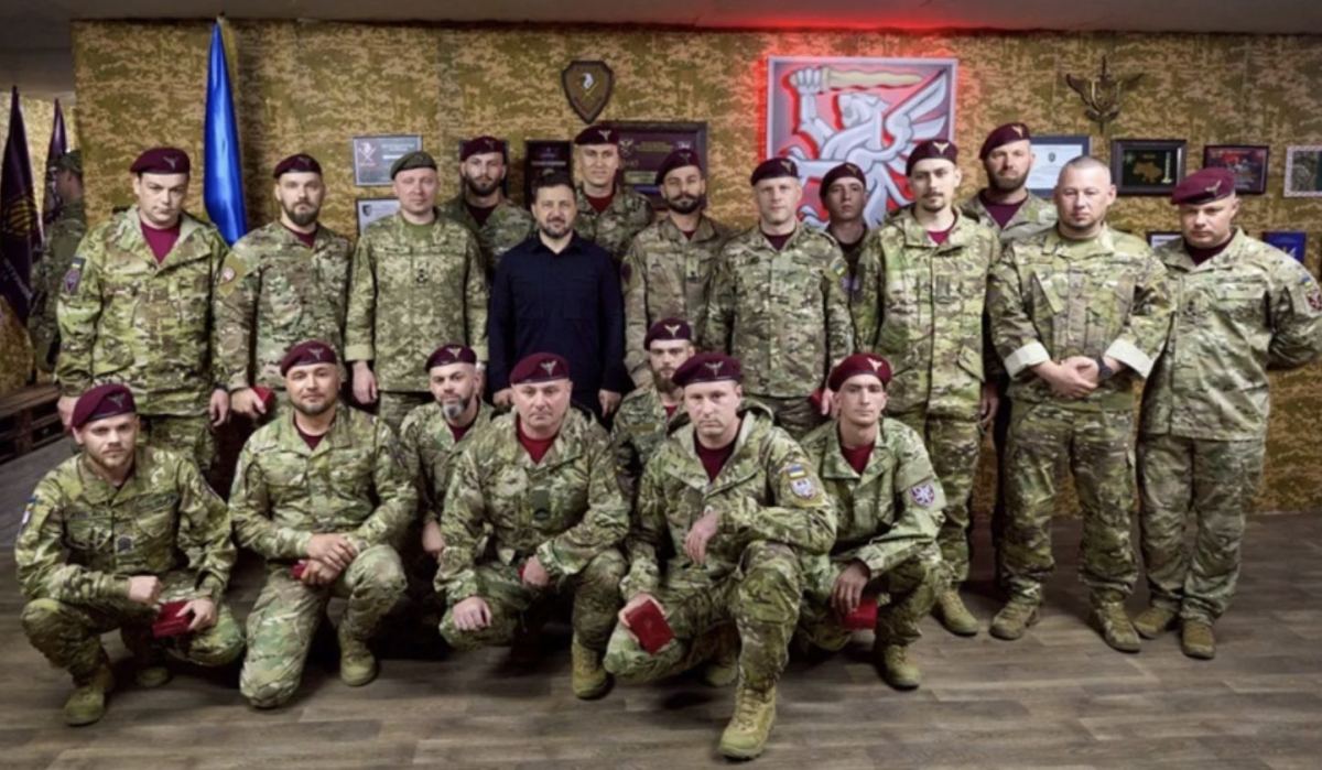 Zelenski a vizitat si decorat militari care lupta pe front si au recastigat teren, in sectorul Liman Zelenski a vizitat si decorat militari care lupta pe front si au recastigat teren, in sectorul Liman