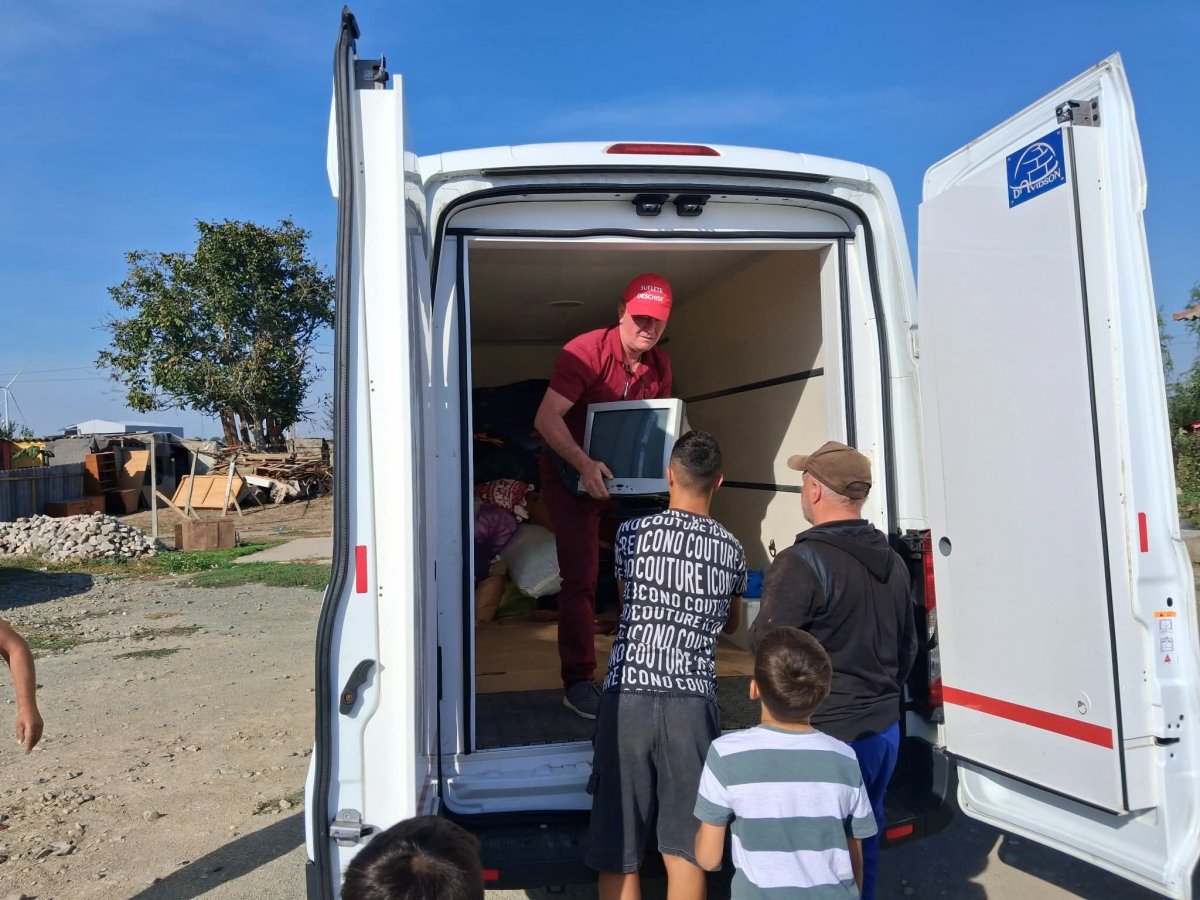 Candela credintei, aprinsa prin milostenie: Caravana faptelor bune a adus sprijin si speranta persoanelor defavorizate de Sfantul Dimitrie Candela credintei, aprinsa prin milostenie: Caravana faptelor bune a adus sprijin si speranta persoanelor defavorizate de Sfantul Dimitrie