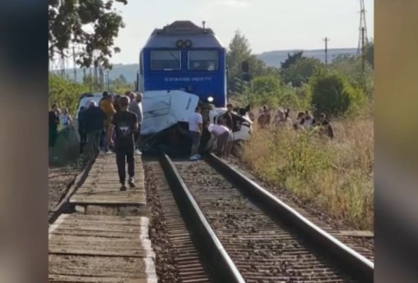 Accidentul cumplit în care au murit patru membri ai aceleiași familii, striviți de un tren, a fost filmat. Video