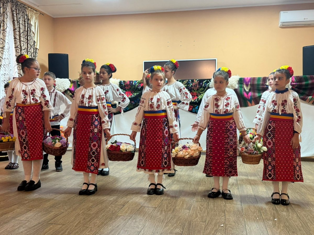 Cand scoala si comunitatea isi dau mana, educatia prinde radacini: Festivalul Recoltei de Toamna de la Adamclisi, o lectie vie de traditie si solidaritate Cand scoala si comunitatea isi dau mana, educatia prinde radacini: Festivalul Recoltei de Toamna de la Adamclisi, o lectie vie de traditie si solidaritate