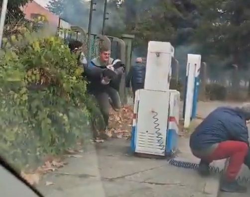 Alegeri marcate de violente, in Serbia. Tineri care ieseau de la vot, atacati cu materiale pirotehnice. Video Alegeri marcate de violente, in Serbia. Tineri care ieseau de la vot, atacati cu materiale pirotehnice. Video