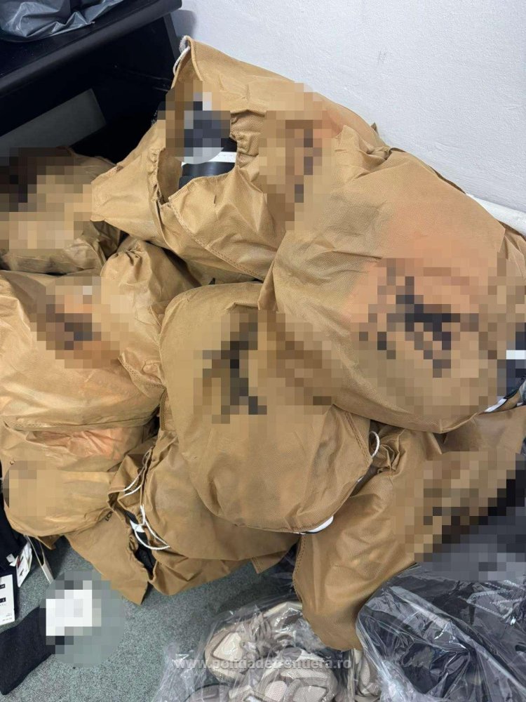 Captura masiva la frontiera: Marfuri contrafacute de 1,5 milioane de lei si zeci de mii de tigari de contrabanda, confiscate Captura masiva la frontiera: Marfuri contrafacute de 1,5 milioane de lei si zeci de mii de tigari de contrabanda, confiscate
