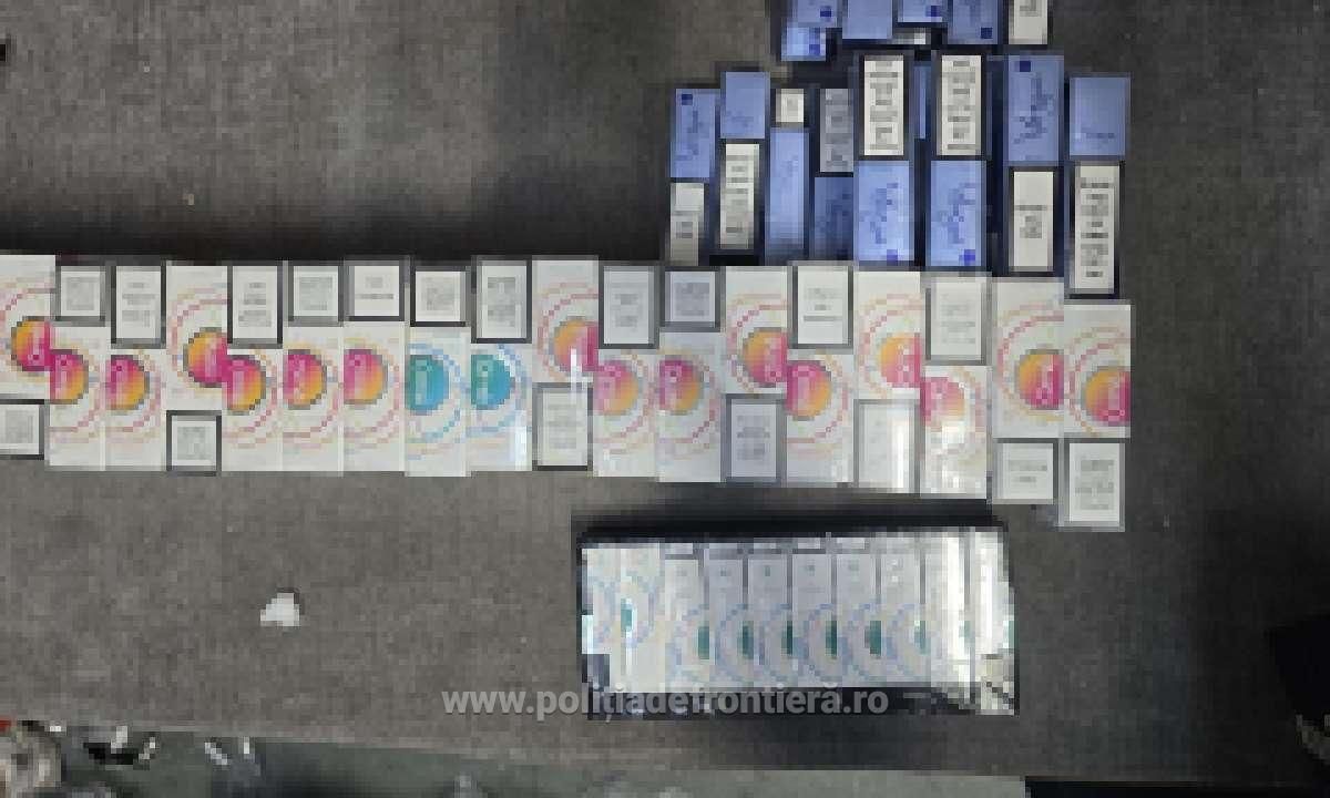 Captura masiva la frontiera: Marfuri contrafacute de 1,5 milioane de lei si zeci de mii de tigari de contrabanda, confiscate Captura masiva la frontiera: Marfuri contrafacute de 1,5 milioane de lei si zeci de mii de tigari de contrabanda, confiscate
