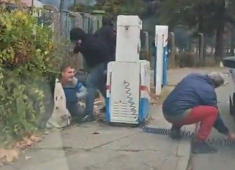 Alegeri marcate de violente, in Serbia. Tineri care ieseau de la vot, atacati cu materiale pirotehnice. Video Alegeri marcate de violente, in Serbia. Tineri care ieseau de la vot, atacati cu materiale pirotehnice. Video