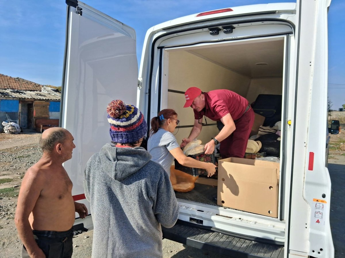 Candela credintei, aprinsa prin milostenie: Caravana faptelor bune a adus sprijin si speranta persoanelor defavorizate de Sfantul Dimitrie Candela credintei, aprinsa prin milostenie: Caravana faptelor bune a adus sprijin si speranta persoanelor defavorizate de Sfantul Dimitrie
