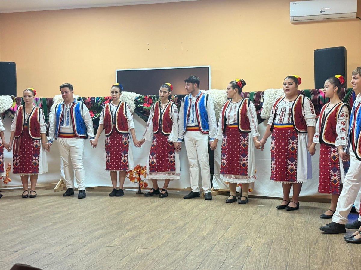Cand scoala si comunitatea isi dau mana, educatia prinde radacini: Festivalul Recoltei de Toamna de la Adamclisi, o lectie vie de traditie si solidaritate Cand scoala si comunitatea isi dau mana, educatia prinde radacini: Festivalul Recoltei de Toamna de la Adamclisi, o lectie vie de traditie si solidaritate