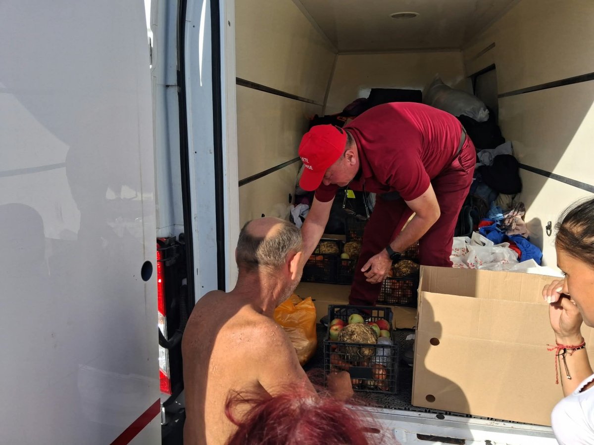 Candela credintei, aprinsa prin milostenie: Caravana faptelor bune a adus sprijin si speranta persoanelor defavorizate de Sfantul Dimitrie Candela credintei, aprinsa prin milostenie: Caravana faptelor bune a adus sprijin si speranta persoanelor defavorizate de Sfantul Dimitrie