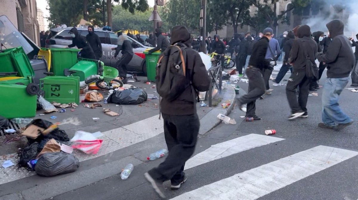 Val de jafuri si violente in Franta. Peste 1.000 de persoane retinute si zeci de magazine de lux devastate. Video Val de jafuri si violente in Franta. Peste 1.000 de persoane retinute si zeci de magazine de lux devastate. Video
