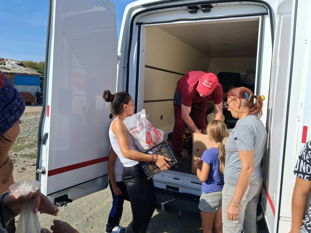 Candela credintei, aprinsa prin milostenie: Caravana faptelor bune a adus sprijin si speranta persoanelor defavorizate de Sfantul Dimitrie Candela credintei, aprinsa prin milostenie: Caravana faptelor bune a adus sprijin si speranta persoanelor defavorizate de Sfantul Dimitrie