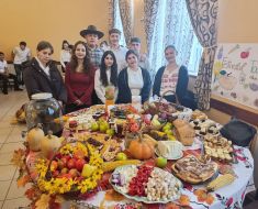 Când școala și comunitatea își dau mâna, educația prinde rădăcini: Festivalul Recoltei de Toamnă de la Adamclisi, o lecție vie de tradiție și solidaritate Când școala și comunitatea își dau mâna, educația prinde rădăcini: Festivalul Recoltei de Toamnă de la Adamclisi, o lecție vie de tradiție și solidaritate