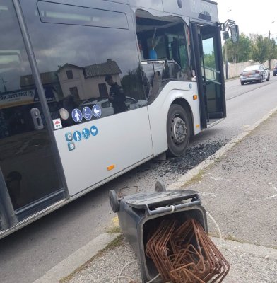 Scandal într-un autobuz de pe linia 51! Un bărbat care a urcat cu un tomberon cu deșeuri metalice a lovit un copil și a spart un geam