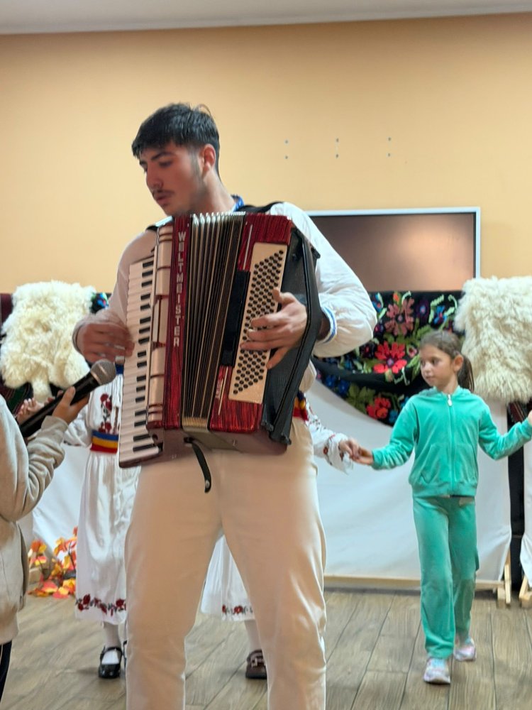 Cand scoala si comunitatea isi dau mana, educatia prinde radacini: Festivalul Recoltei de Toamna de la Adamclisi, o lectie vie de traditie si solidaritate Cand scoala si comunitatea isi dau mana, educatia prinde radacini: Festivalul Recoltei de Toamna de la Adamclisi, o lectie vie de traditie si solidaritate