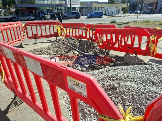 Haos urban în zona Brotăcei: Străzile Adamclisi și Suceava, înghițite de șanțuri cu pietriș și garduri de protecție. Video