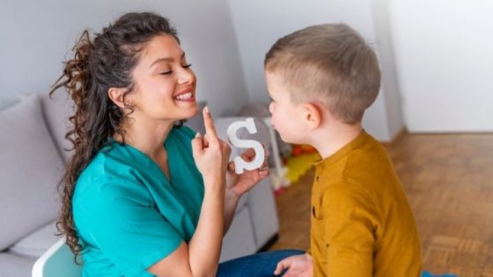 Bâlbâiala la copii nu indică un nivel scăzut de inteligență, atrage atenția un psiholog logoped