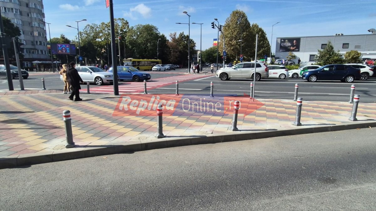 Stalpisorii de proasta calitate care au scandalizat cetatenii au fost inlocuiti de pe trotuare pe cheltuiala Hidro Salt. Video Stalpisorii de proasta calitate care au scandalizat cetatenii au fost inlocuiti de pe trotuare pe cheltuiala Hidro Salt. Video