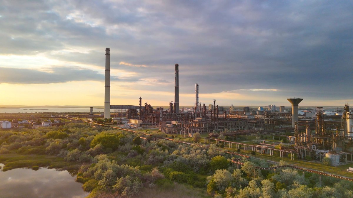 Rompetrol Rafinare accelereaza tranzitia energetica – centrala fotovoltaica pentru rafinaria Petromidia Rompetrol Rafinare accelereaza tranzitia energetica – centrala fotovoltaica pentru rafinaria Petromidia