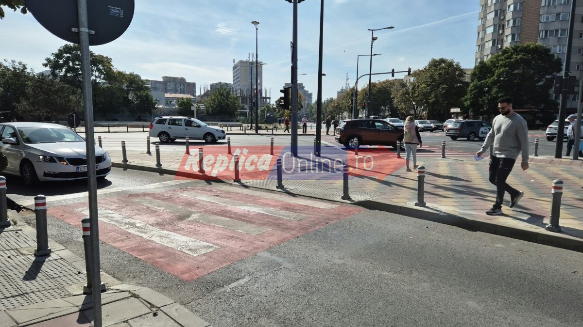 Stalpisorii de proasta calitate care au scandalizat cetatenii au fost inlocuiti de pe trotuare pe cheltuiala Hidro Salt. Video Stalpisorii de proasta calitate care au scandalizat cetatenii au fost inlocuiti de pe trotuare pe cheltuiala Hidro Salt. Video