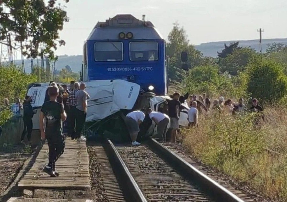 Accident cumplit! Patru persoane, printre care un copil, au murit, dupa ce o autoutilitara a fost spulberata de tren Accident cumplit! Patru persoane, printre care un copil, au murit, dupa ce o autoutilitara a fost spulberata de tren