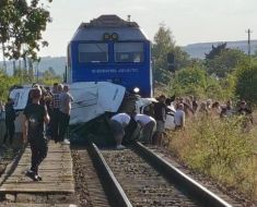 Accident cumplit! Patru persoane, printre care un copil, au murit, după ce o autoutilitară a fost spulberată de tren Accident cumplit! Patru persoane, printre care un copil, au murit, după ce o autoutilitară a fost spulberată de tren