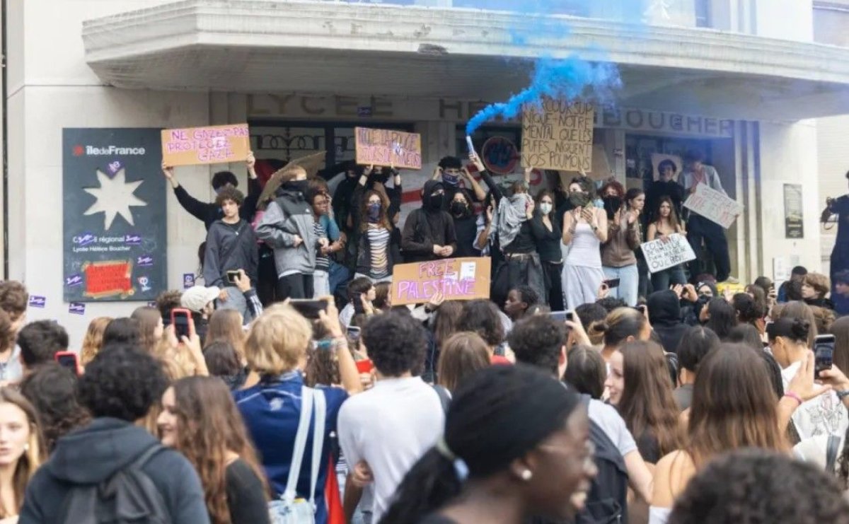 Haos total, in Franta: Protestele tinerilor s-au extins in marile orase. Elevii dau foc la tot ce apuca. Video Haos total, in Franta: Protestele tinerilor s-au extins in marile orase. Elevii dau foc la tot ce apuca. Video