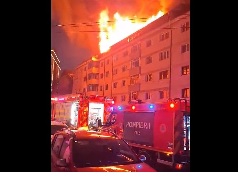 Incendiu violent, la mansarda unui bloc din Suceava. Pompierii au intervenit cu 9 autospeciale. Video Incendiu violent, la mansarda unui bloc din Suceava. Pompierii au intervenit cu 9 autospeciale. Video