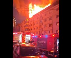 Incendiu violent, la mansarda unui bloc din Suceava. Pompierii au intervenit cu 9 autospeciale. Video