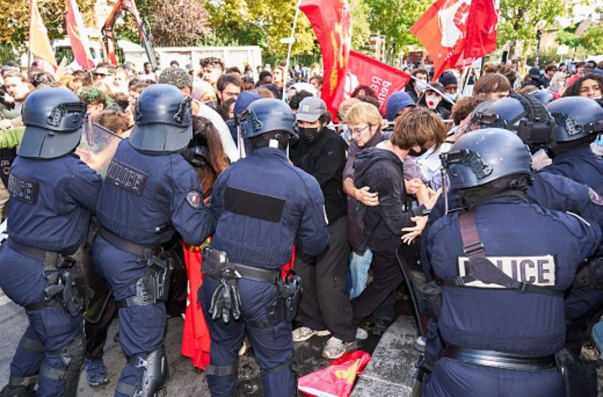 Un licean care participa la protestele din Franta si-a pierdut un brat, dupa ce o grenada lansata de politisti i-a explodat in mana Un licean care participa la protestele din Franta si-a pierdut un brat, dupa ce o grenada lansata de politisti i-a explodat in mana