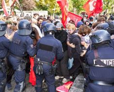 Un licean care participa la protestele din Franţa şi-a pierdut un braţ, după ce o grenadă lansată de poliţişti i-a explodat în mână Un licean care participa la protestele din Franţa şi-a pierdut un braţ, după ce o grenadă lansată de poliţişti i-a explodat în mână