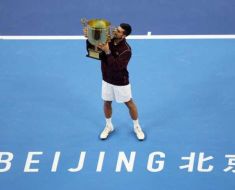 Tenismenul Novak Djokovic a cucerit trofeul la Beijing, al 102-lea titlu din cariera sa Tenismenul Novak Djokovic a cucerit trofeul la Beijing, al 102-lea titlu din cariera sa