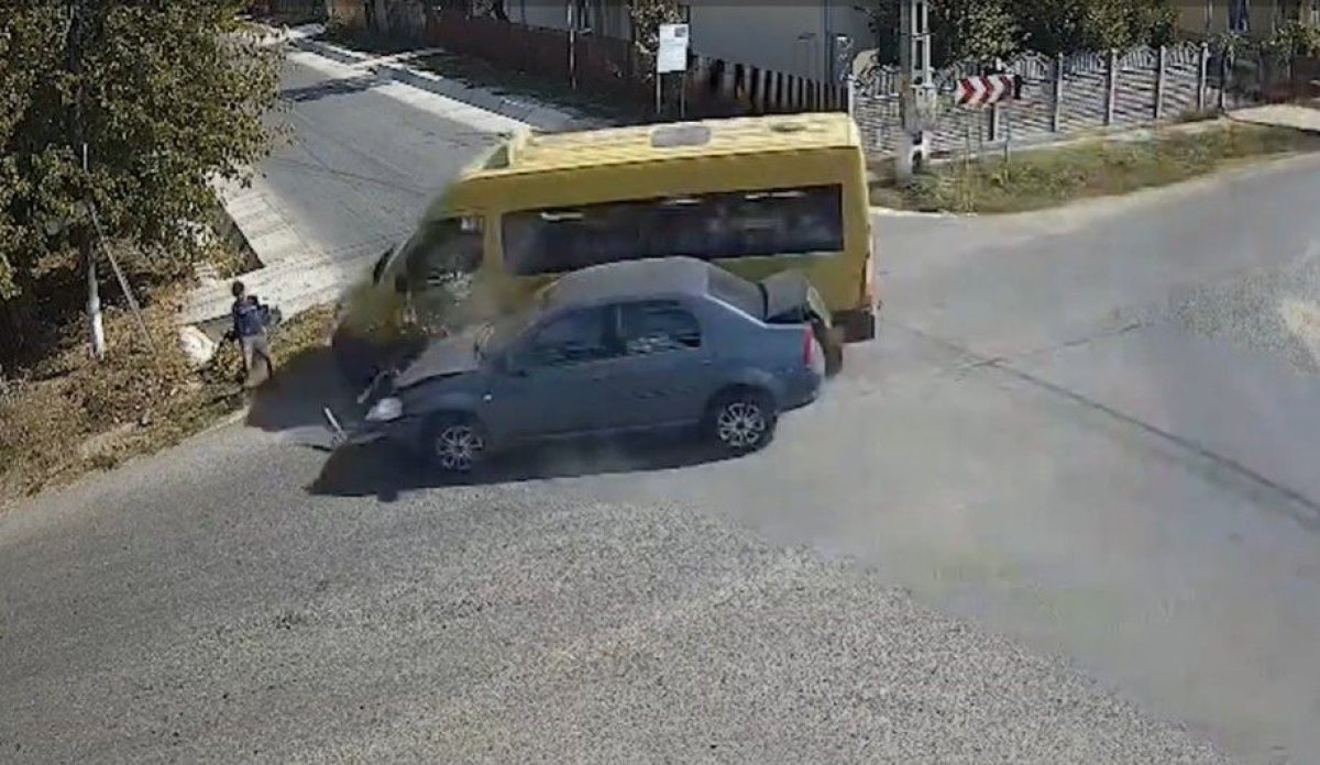 Un copil de 9 ani, aflat pe marginea drumului, a fost lovit de un microbuz scolar impins de un Logan care nu a dat prioritate. Video Un copil de 9 ani, aflat pe marginea drumului, a fost lovit de un microbuz scolar impins de un Logan care nu a dat prioritate. Video
