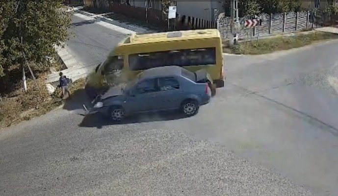 Un copil de 9 ani, aflat pe marginea drumului, a fost lovit de un microbuz școlar împins de un Logan care nu a dat prioritate. Video