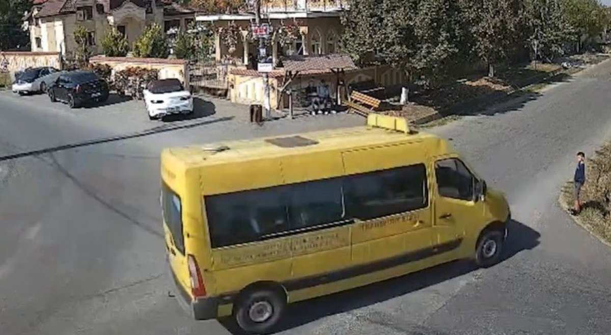 Un copil de 9 ani, aflat pe marginea drumului, a fost lovit de un microbuz scolar impins de un Logan care nu a dat prioritate. Video Un copil de 9 ani, aflat pe marginea drumului, a fost lovit de un microbuz scolar impins de un Logan care nu a dat prioritate. Video