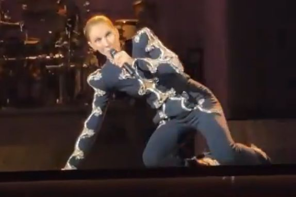 Cântăreața Céline Dion a căzut pe scenă și a uitat versurile unui cunoscut cântec. Video