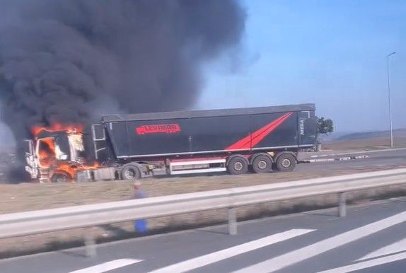 Incendiu violent pe Autostrada Soarelui: Un autotren a luat foc in parcare. Video Incendiu violent pe Autostrada Soarelui: Un autotren a luat foc in parcare. Video