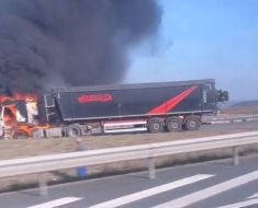 Incendiu violent pe Autostrada Soarelui: Un autotren a luat foc în parcare. Video