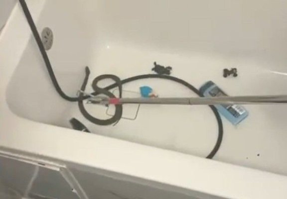 Momente de groază pentru o mamă din Medgidia! A găsit un șarpe în cadă, în timp ce îi făcea baie copilului. Video